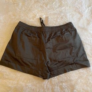 NWT - Lou & Grey - Olive green Shorts - BRAND NEW - Large